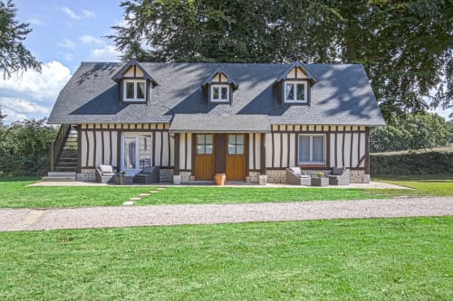 Cottage style Tudor à Clos Céleste près d'Étretat, Normandie, avec façade à colombages et fenêtres de toit
