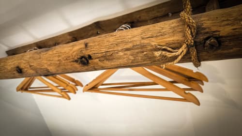 Poutre rustique en bois avec corde et crochets en bois dans la chambre Clématites du Clos du Buisson, Saint Aubin sur Gaillon