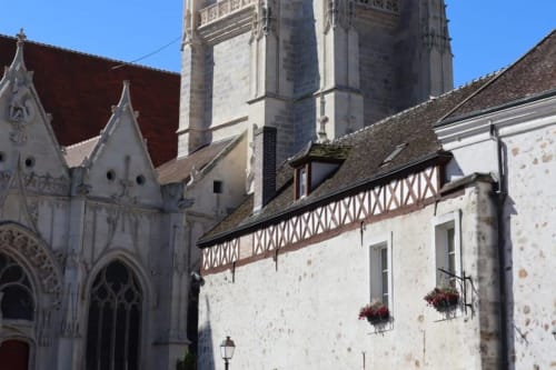 Architecture historique française à l'Au Richebourg Nogent B&B à Nogent-sur-Seine avec la tour de l'église gothique