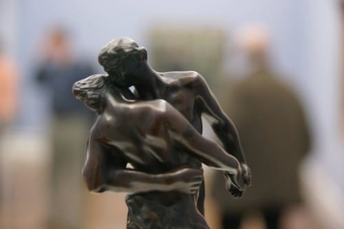 Statue en bronze de deux personnages enlacés à la boutique-hôtel Au Richebourg Nogent à Nogent-sur-Seine, France