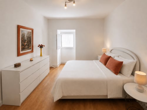 Dormitorio moderno en la casita Holibai Nova Anduriña de Gondomar con cama queen, tocador blanco y vistas al jardín
