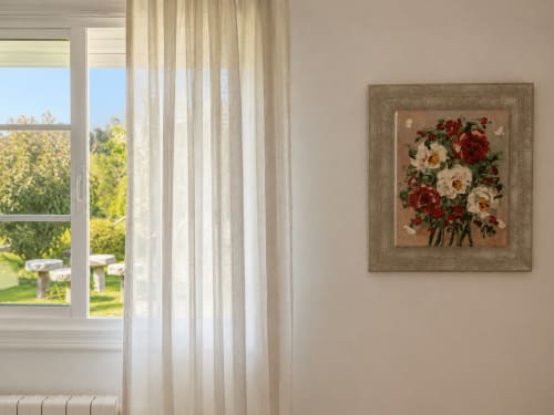 Dormitorio elegante con gran ventana vista al jardín, cortinas color crema y cuadro de rosas rojas en Holibai, Gondomar