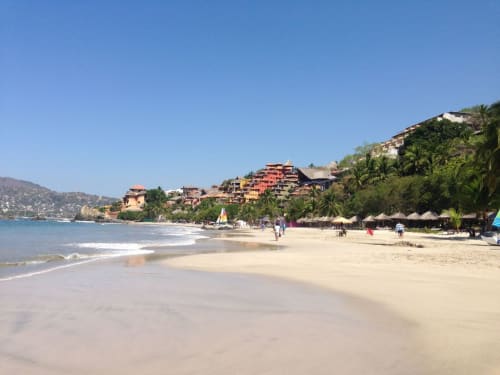 Resort Ensueño De Fuga à Zihuatanejo avec bâtisses colorées, plage de sable blanc et eaux cristallines