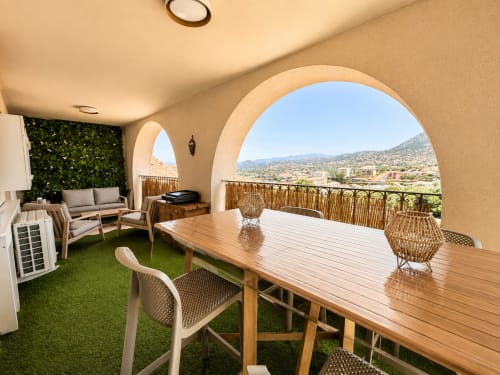 Terrasse spacieuse avec vue sur les montagnes à L'Île-Rousse, table à manger et coin lounge