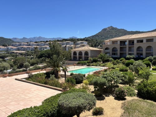 Appartement L'Île-Rousse avec piscine, vue montagne et jardins en terrasse dominant la station côtière corse