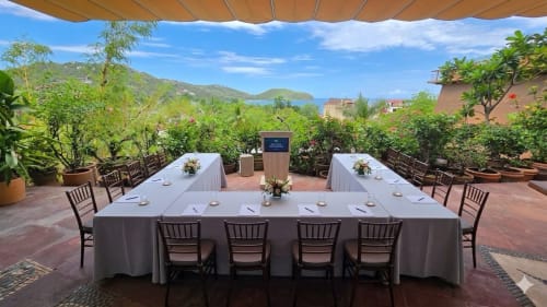 Terrasse extérieure d'Ensueño De Fuga avec élégante mise en place de banquet, vue sur les montagnes de Zihuatanejo et l'océan