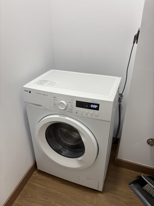 Lavadora blanca en apartamento de Altiplano en Apartamentos YAKKA, Yecla