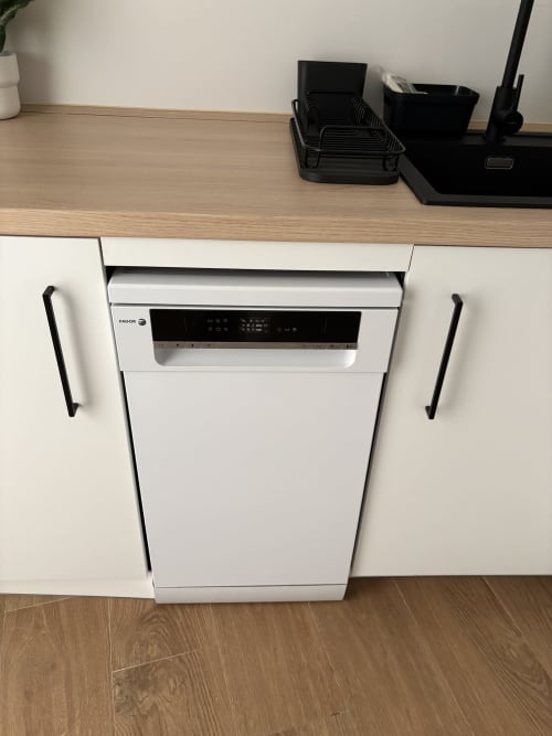 Lavavajillas Fagor blanco integrado en la encimera de la cocina del apartamento Apartamentos YAKKA Yecla