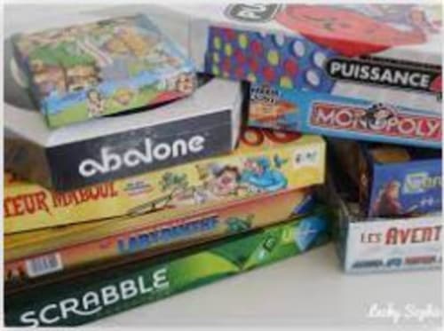 Sélection de jeux de société incluant Monopoly et Scrabble à l'hôtel Zoppas Courchevel