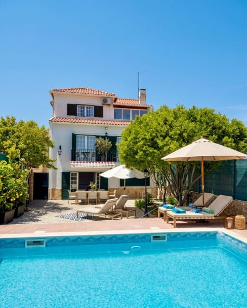 Casa Forever Young villa in Sesimbra with private pool, terrace, loungers and umbrella, featuring white and terracotta