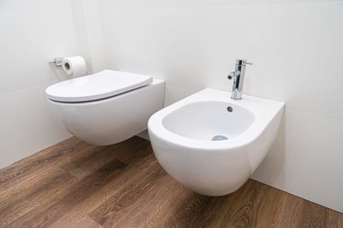 Moderno bidet e wc bianchi nel bagno dell'hotel Melo 48 a Bari, Italia
