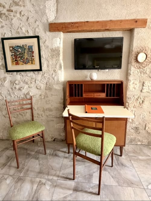 Schreibtisch im Mitteljahrhumdert-Stil aus Holz mit grünen Stühlen und Flachbildfernseher im Zimmer A des Hôtel La Suite, Villeneuve-lès-Avignon