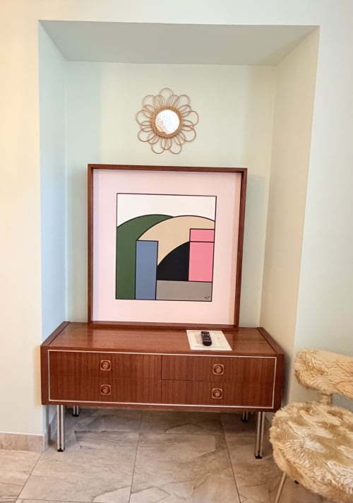 Holzkommode aus der Mitte des Jahrhunderts mit gerahmtem abstraktem Kunstwerk und Spiegeln im Zimmer des Hôtel La Suite
