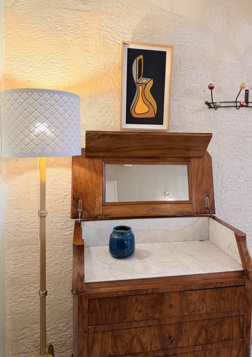 Hotelzimmer im Hôtel La Suite mit Holzwaschtisch, blauem Keramiktopf, Spiegel, gerahmtem Kunstwerk, Lampe und strukturierter Wand