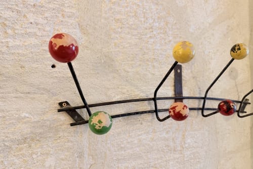 Dekoratives Wandmetallkunstwerk mit farbigen Kugeln im Hôtel La Suite, Villeneuve-lès-Avignon