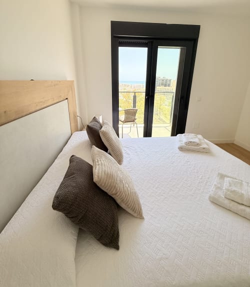 Moderno dormitorio con balcón con vistas al mar en Sinese Design Homes, Benalmádena