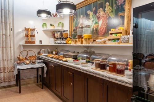 Buffet petit-déjeuner de l'Hôtel Royal Paris Ivry avec viennoiseries, confitures et café dans une élégante salle à manger