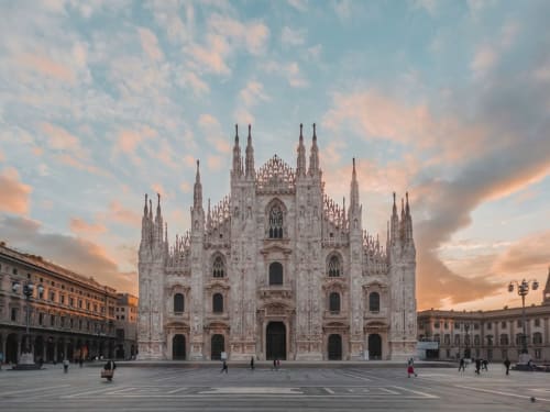 Il magnifico Duomo di Milano al tramonto, un'icona vicino all'hotel ACasaDiImma
