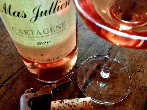 Bouteille de rosé Mas Jullien Cartagène et verre à Domaine de Labrousse, maison d'hôtes du Périgord
