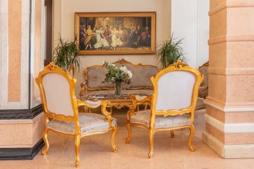 Élégants fauteuils et canapé dorés de style Rococo dans le hall de réception raffiné de l'Hôtel Royal Paris Ivry