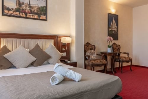 Luxueuse suite double au Hotel Royal Paris Ivry avec décoration élégante, vue parisienne et équipements modernes