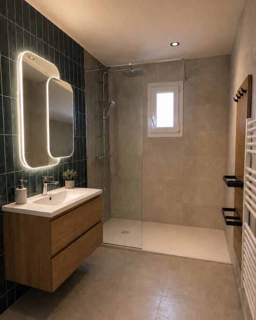 Salle de bains moderne du Château Alto Cormeil à Saint-Émilion avec miroir néon, douche pluie et vasque en bois