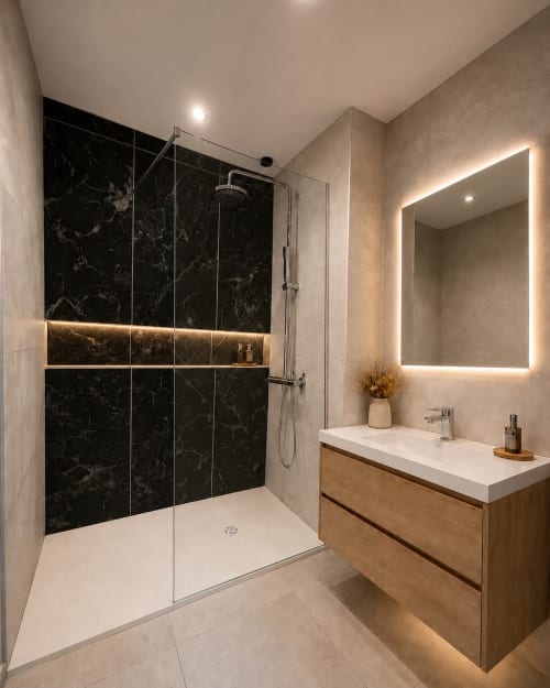 Salle de bains contemporaine au Château Alto Cormeil à Saint-Émilion avec douche en marbre noir, miroir illuminé et vasque en bois
