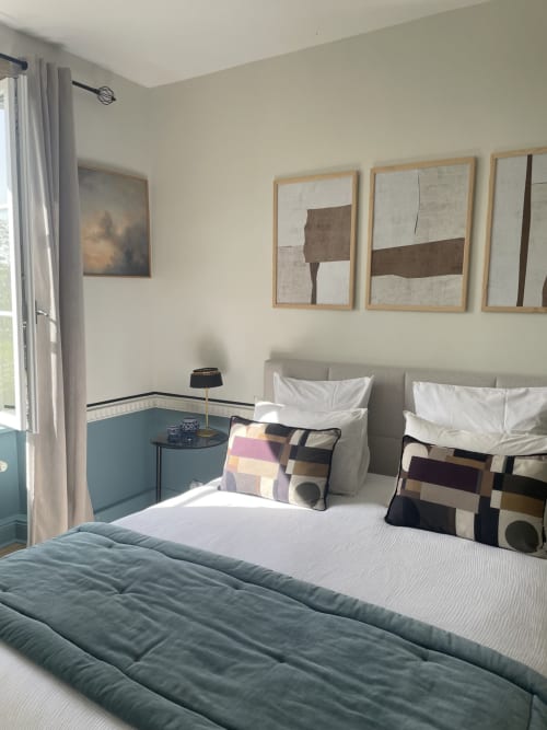 Chambre Houlgate au domaine de Marculfo, chambre moderne avec lits jumeaux, têtes de lit grises, coussins colorés, tableaux encadrés