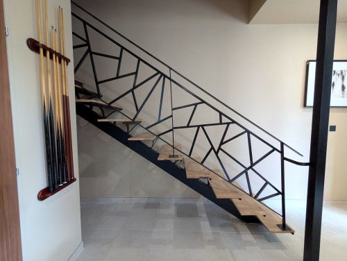 Escalier contemporain avec garde-fou géométrique en métal noir et marches en bois à l'hôtel-boutique Domaine Alga, Bourg-Charente