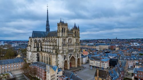 La Cathédrale d'Amiens surplombant l'hôtel Le Cardinal à Poix, France avec panorama urbain