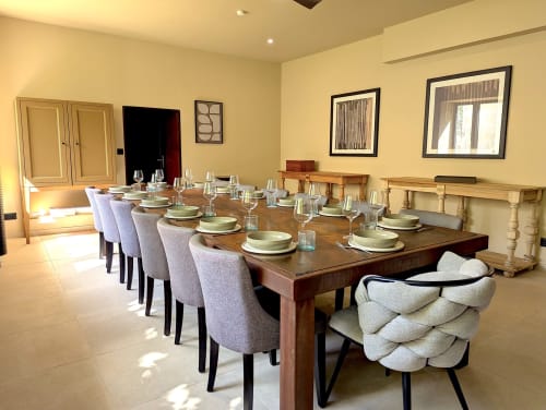 Salle à manger élégante du Domaine Alga B&B à Bourg-Charente avec table en bois, couverts dressés et chaises tapissées mauve