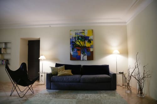 Séjour contemporain à La Suite de La Bastide, Domaine de Montlaur : canapé bleu marine, œuvres abstraites et mobilier design