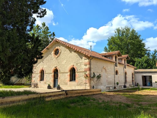 Domaine Alga, gîte de charme à Bourg-Charente, avec sa petite chapelle en pierre au toit de tuiles entourée de verdure