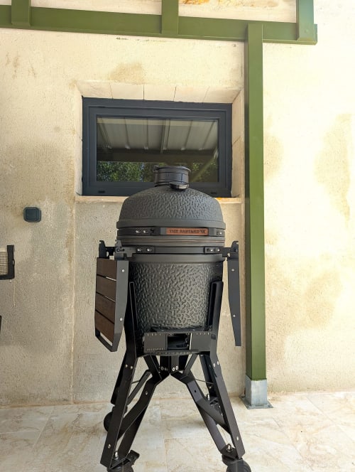 Le kamado Bastard sur la terrasse couverte du gîte Domaine Alga à Bourg-Charente, France