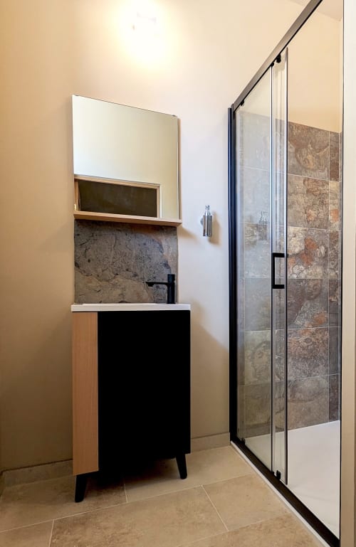 Salle de bains contemporaine du Domaine Alga avec lavabo, grand miroir et douche à l'italienne carrelée