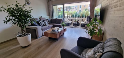 Salon moderne du Le 9 Victor Hugo à Aix-les-Bains avec sièges confortables, plantes et vue sur la terrasse