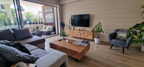 Salon moderne de l'hôtel Le 9 Victor Hugo à Aix-les-Bains avec canapé, table en bois, TV, plantes et vue sur la terrasse