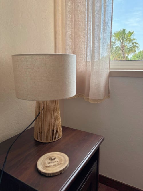 Luminária de mesa em madeira com cúpula em linho cru no hotel boutique Quinta Vale da Paz em Azambuja