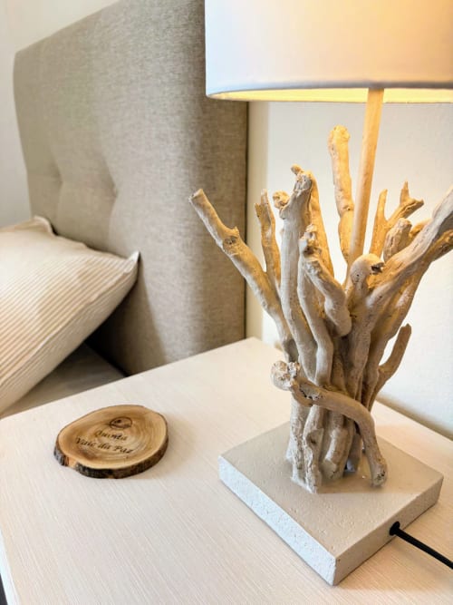 Luminária rústica de cabeceira com base em madeira de deriva no hotel boutique Quinta Vale da Paz em Azambuja