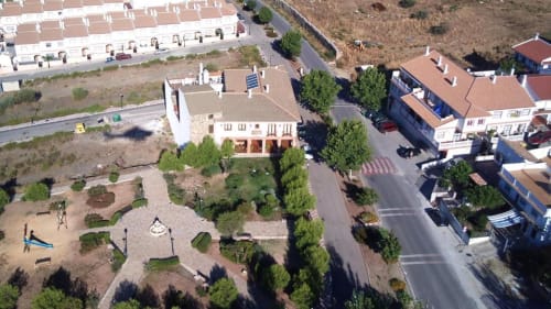 Vista aérea del Hotel Balcón De Los Montés en Colmenar con tejados de barro, jardines y edificios residenciales circundantes