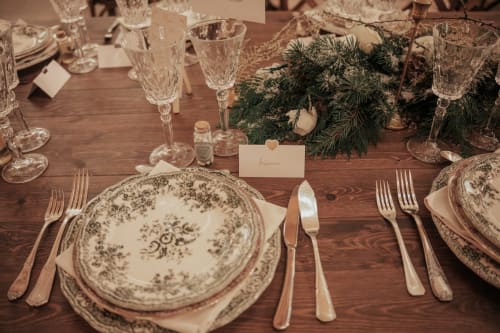 Mise de table élégante à la Domaine du Tertre Ychot avec fine porcelaine, verres en cristal et décoration festive
