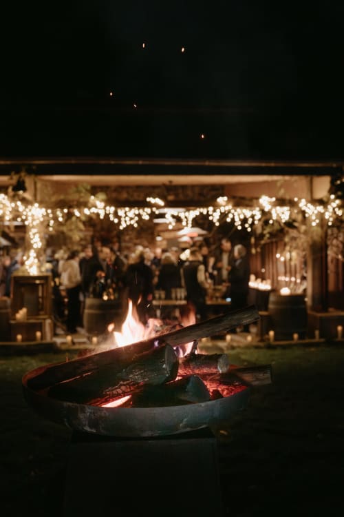 Foyer extérieur au Domaine du Tertre Ychot avec pavillon illuminé et invités en celebration à Dol de Bretagne