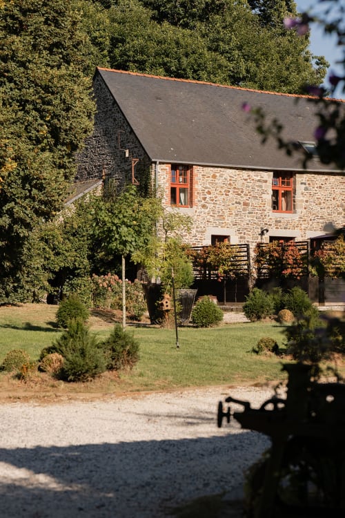 Hall de réception en pierre de la Domaine du Tertre Ychot à Dol de Bretagne avec jardins paysagés et terrasse