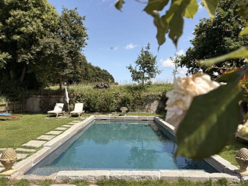 Piscine et transats au Domaine du Tertre Ychot à Dol de Bretagne, entourés de jardins