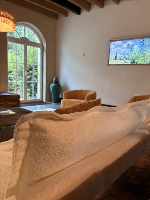 Canapé beige avec arcade donnant sur le jardin au Domaine du Tertre Ychot, Dol de Bretagne