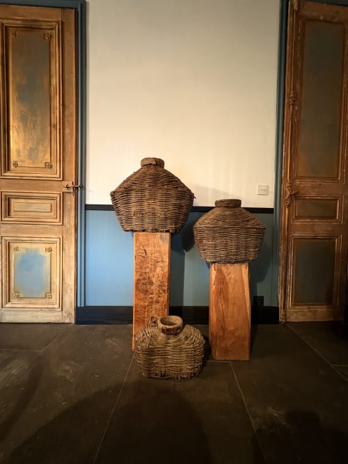 Trois paniers en osier tissé exposés dans la chambre Les Hirondelles du Domaine du Tertre Ychot, Dol de Bretagne