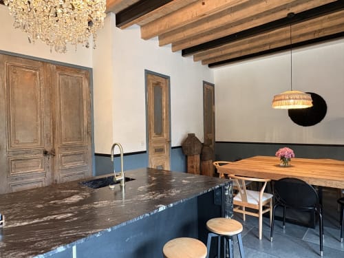 Salle à manger moderne aux Hirondelles, Domaine du Tertre Ychot en Bretagne, avec poutres bois, murs bleu et marbre