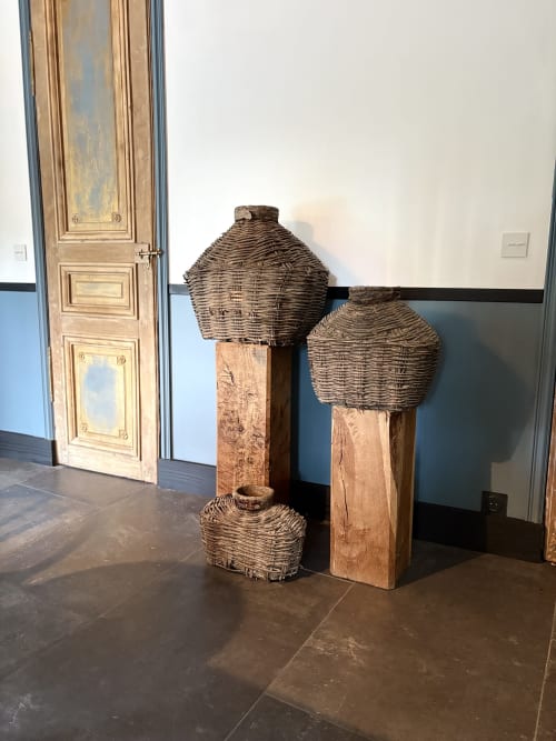 Paniers tissés sur piédestaux en bois dans l'espace galerie du Domaine du Tertre Ychot, Dol de Bretagne