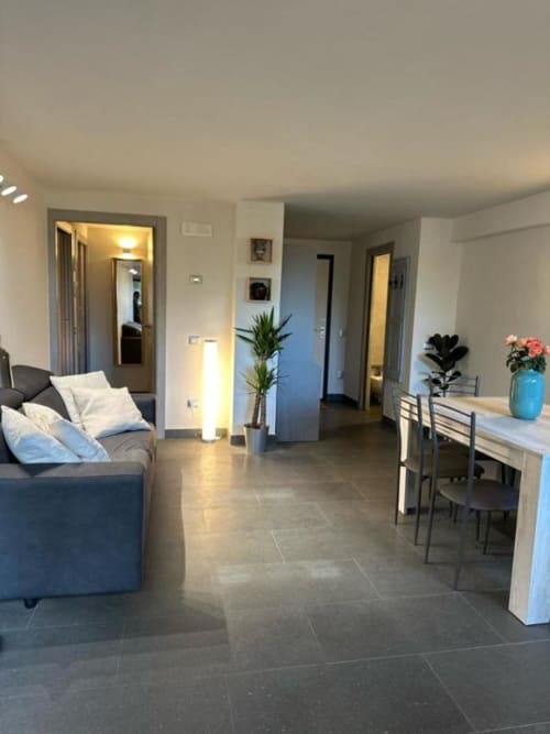 Zona living open-plan moderna in appartamento 2 camere a Il Giardinetto di Elelú a Orvieto con pavimenti in piastrelle, divano e zona pranzo