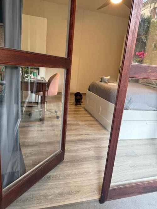 Camera matrimoniale moderna con pavimento in legno, porte in vetro e vista sulla terrazza a Il Giardinetto di Elelú a Orvieto